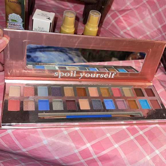 🎈SALE🎈🎀 #17.MAKEUP BUNDLE🎀 - Picture 3 of 12